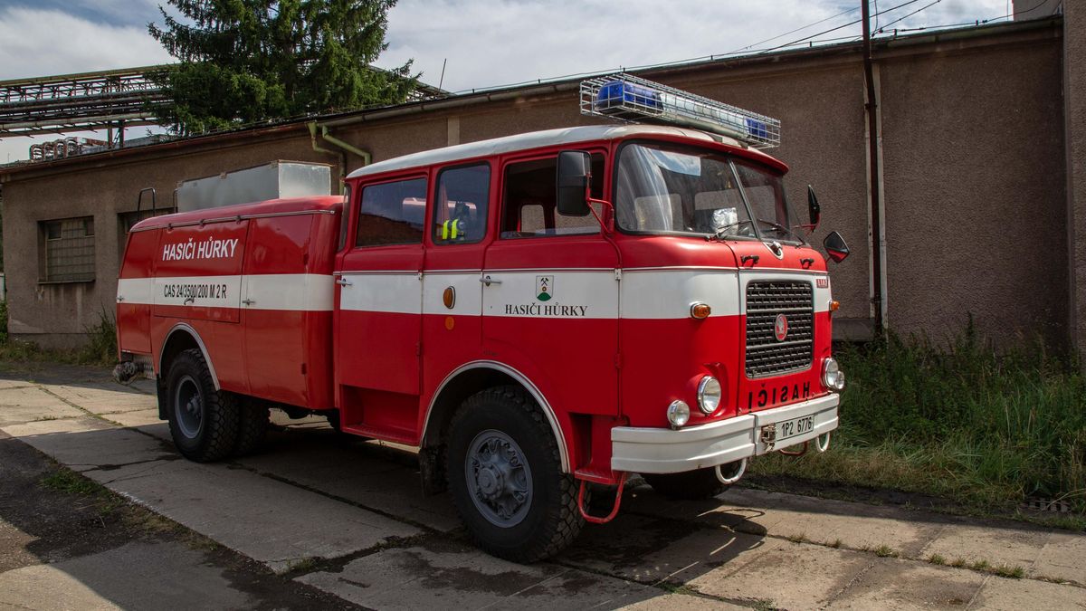 U dobrovolných hasičů stále slouží legendární trambus Škoda 706 RT. Úžasně zachovalý kousek vypadá, jako by ho vyrobili včera