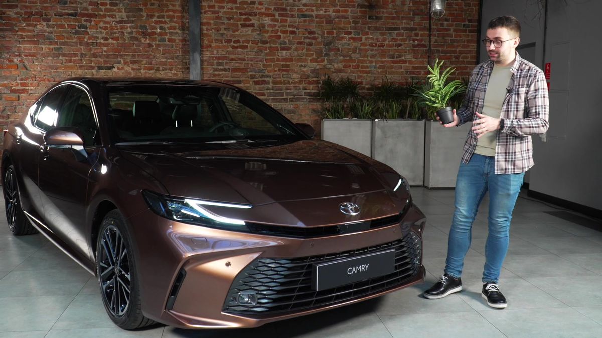 Nový japonský Superb poprvé na videu: Odvážná Toyota vábí české manažery spotřebou a technologiemi
