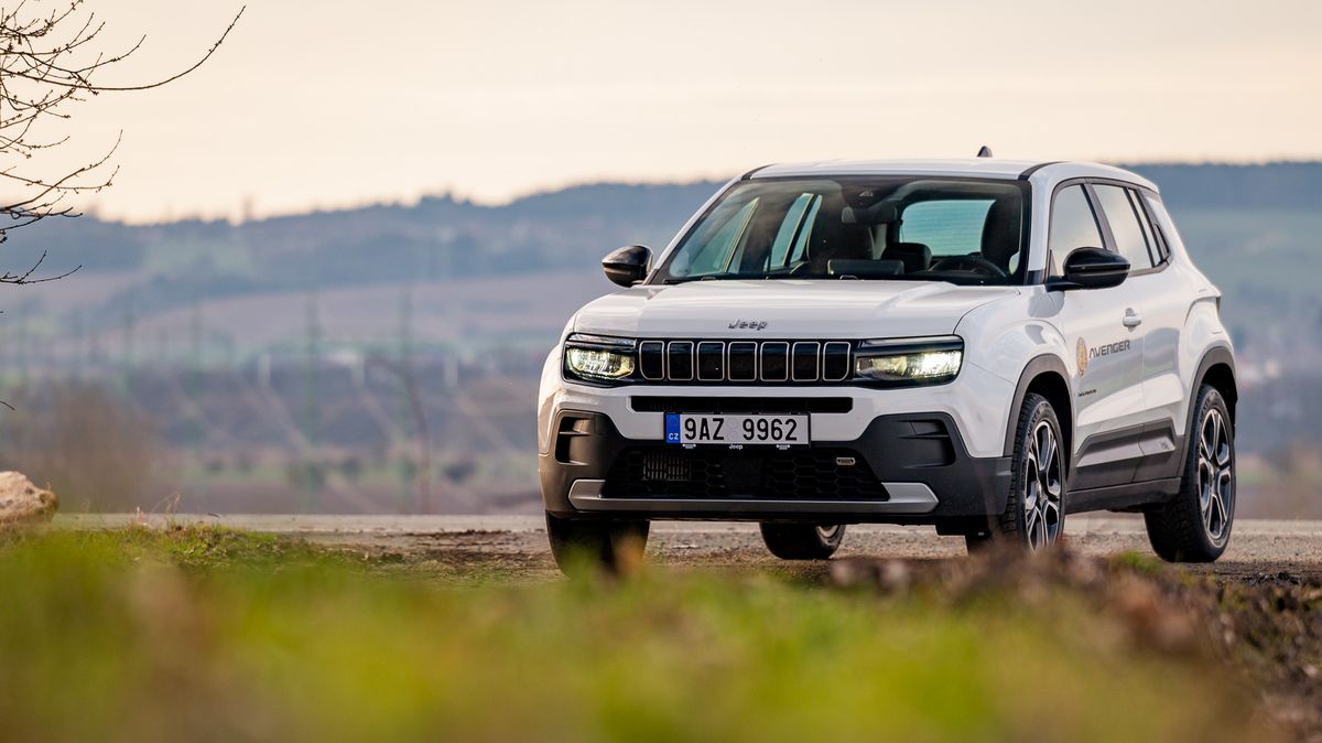 Jeep, jak ho neznáte: Kompaktní Avenger si do terénu netroufá, českého zákazníka by ale potěšit mohl. I díky ceně