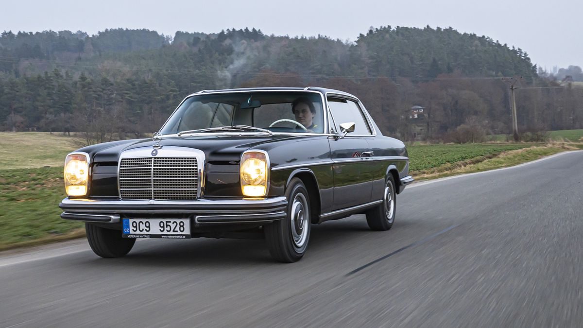 Mercedes-Benz 250C (W114) určitě není jen pro staré. Tohle kupé má svoje kouzlo a na poměry Mercedesu ani není nesmyslně drahé