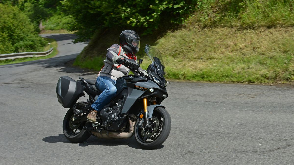 Našli jsme jednu motorku pro všechno: Yamaha Tracer 9 GT+ zvládne vlastně cokoliv