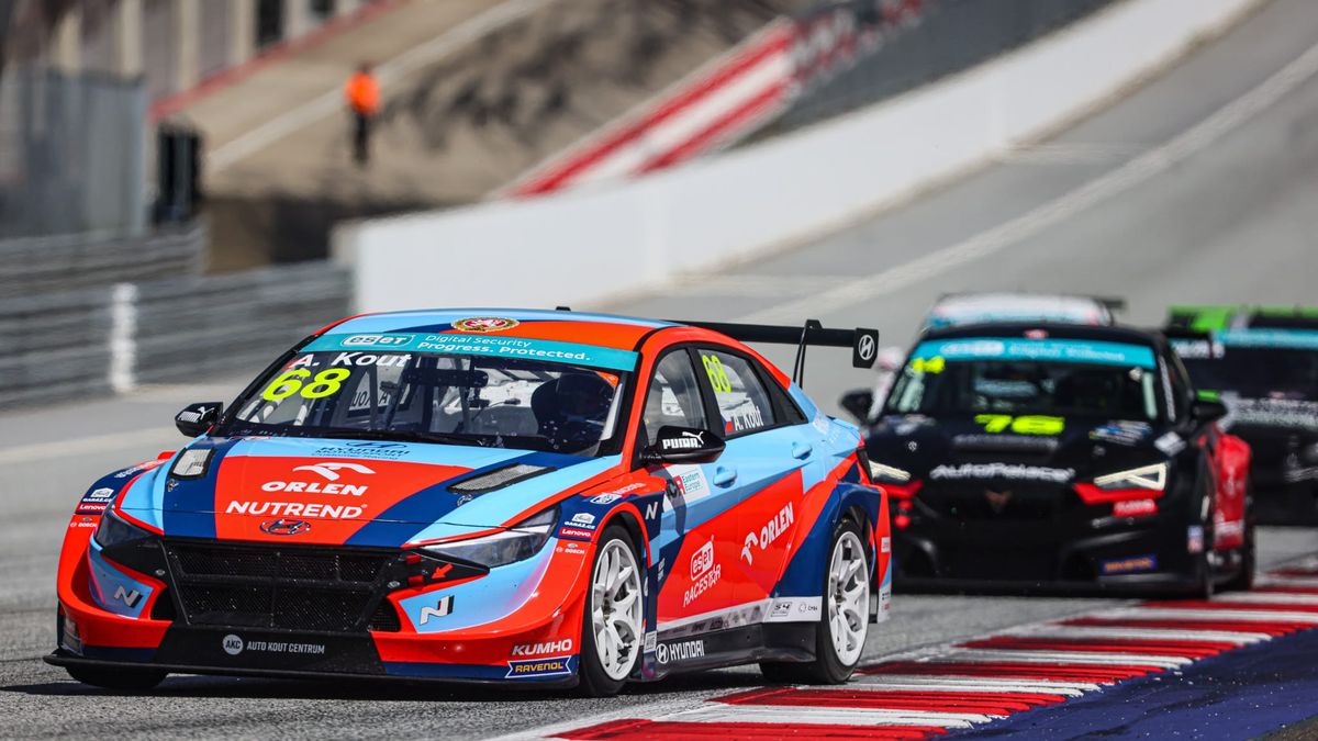 Další úspěch českého týmu v Evropě: Janík Motorsport nezastavila v cestě za vítězstvím ani přidaná kila