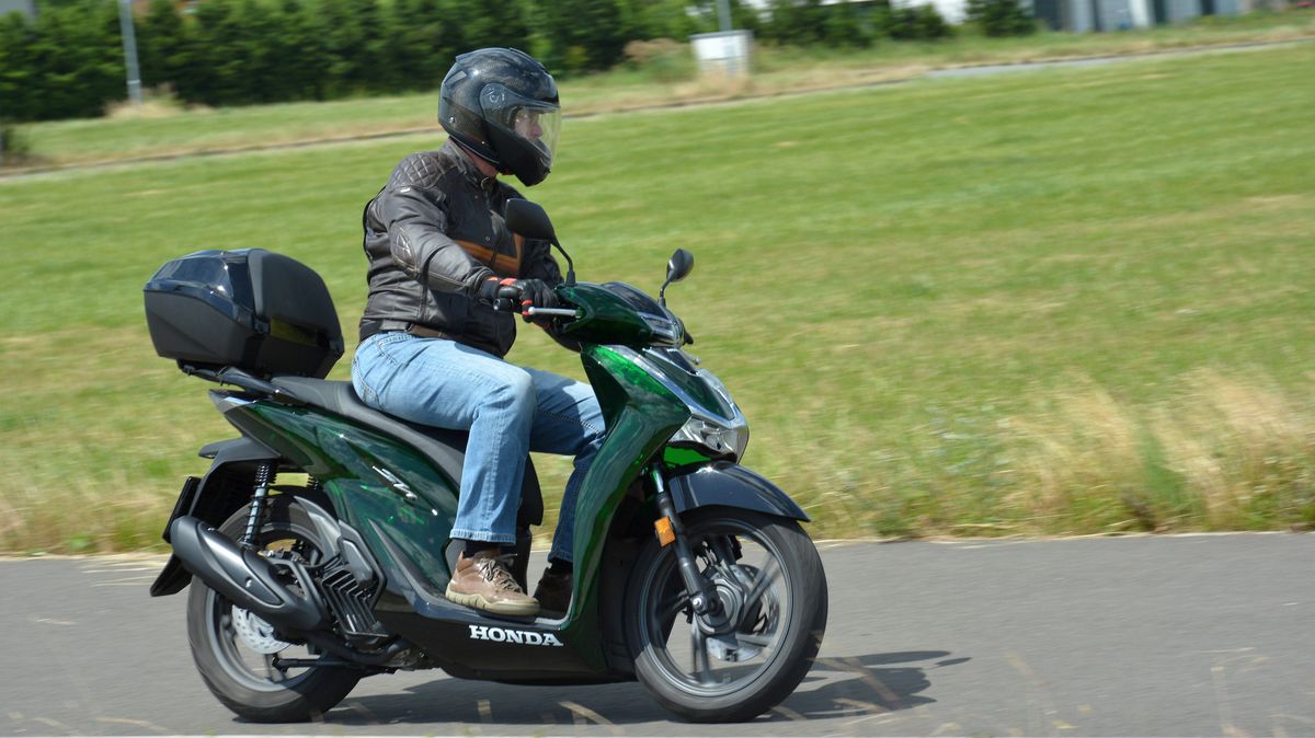 Honda SH 125i Vetro je jeden z nejlepších skútrů, na který vám stačí řidičák na auto. A jezdí skoro zadarmo