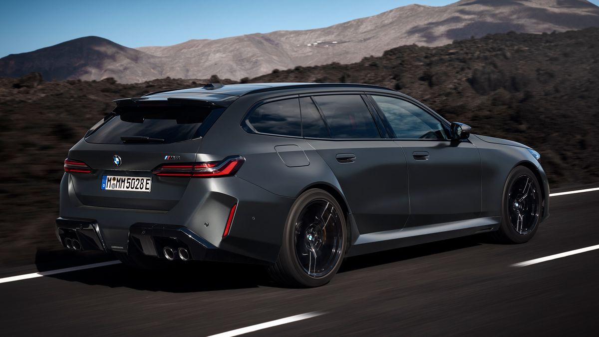 Nejkontroverznější kombík roku je tady! BMW M5 s batůžkem má famózní výkon, ale jeho váha vám nedá spát. Známe i českou cenu
