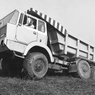 Tatra 613 6 × 6 předvádí své terénní schopnosti.