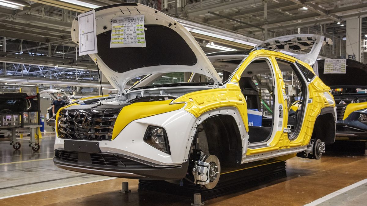 Který elektromobil se v Česku vyráběl jako první? A s kým Toyota pekla v Kolíně? Vyzkoušejte si kvíz o výrobě osobních aut!