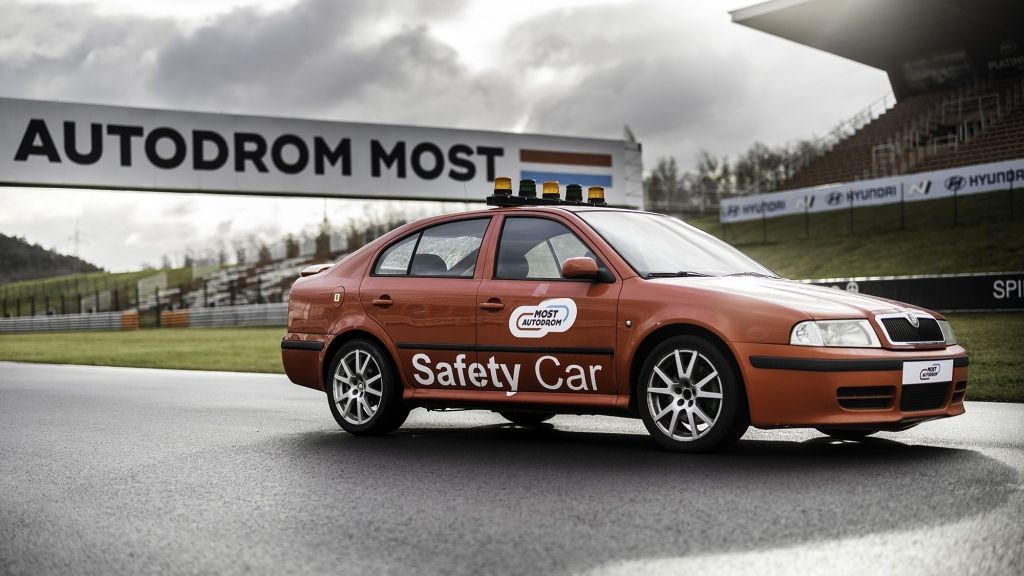 Škoda Octavia RS první generace, legendární safety car z Autodromu Most, jde do dobročinné aukce