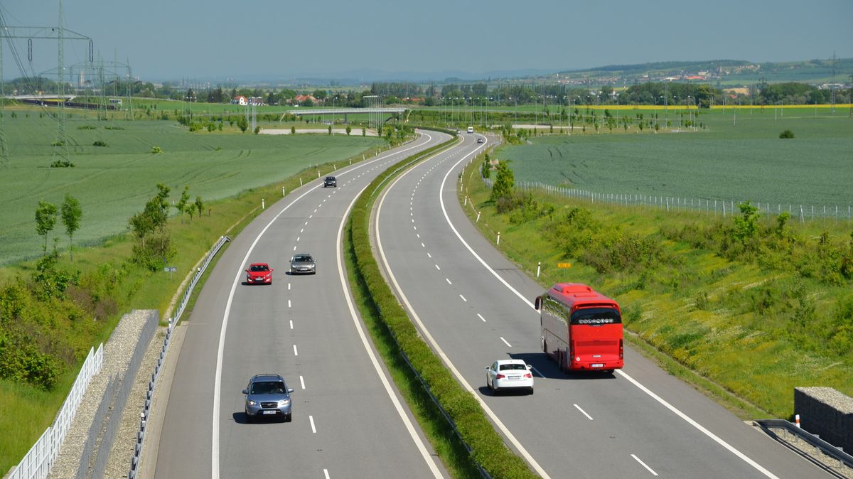NKÚ k rekonstrukci D1 za 28 miliard korun: Opravené mosty a nadjezdy na D1 ohrožují bezpečnost dopravy!