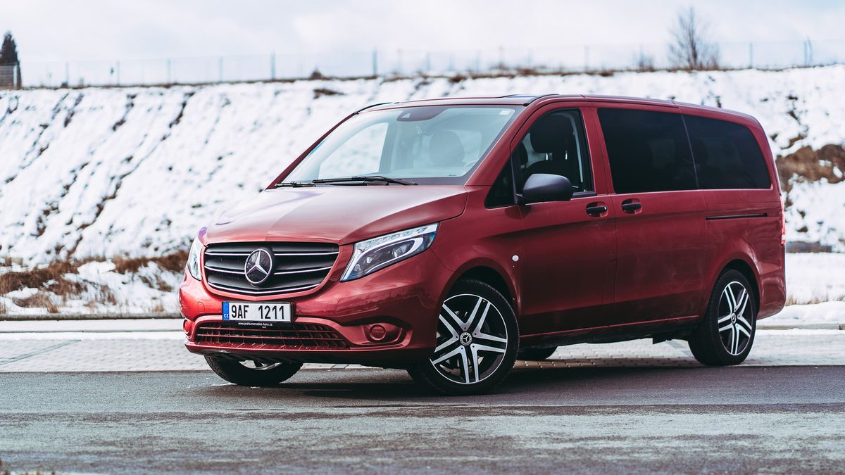 Vito Tourer od luxusní třídy V jen tak nepoznáte. Už nejde o dělníka, ale o poctivý Mercedes