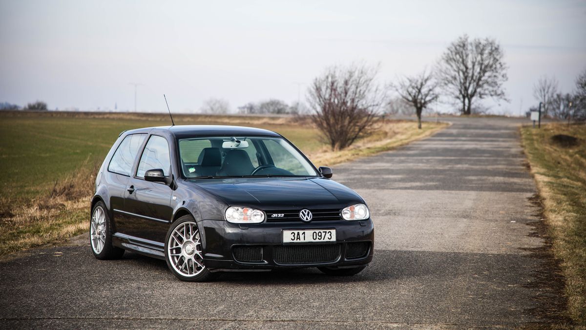 Lepší zvuk než celý orchestr: Originální Volkswagen Golf R32 je skvělý hot hatch se šestiválcem