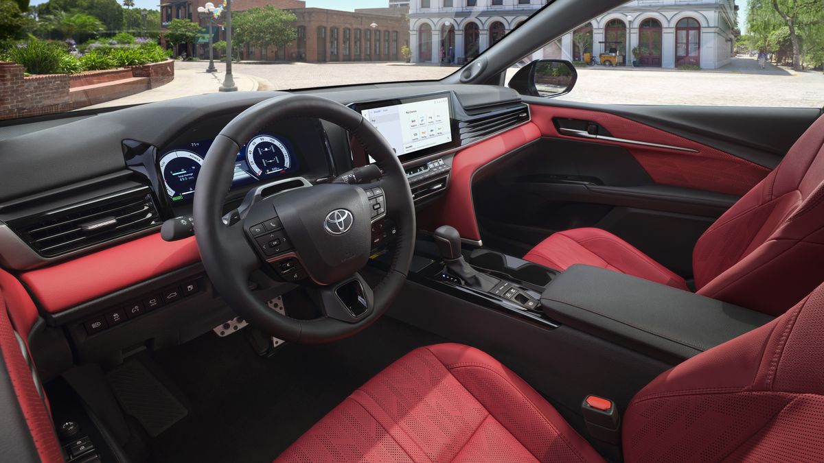 Toyota jde proti proudu, do odepsaného segmentu přiváží zbrusu nové auto. Je to úsporný elegán s jediným tajemstvím