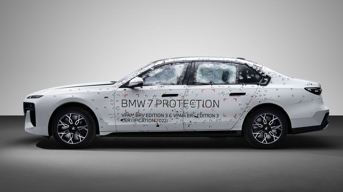 BMW řady 7 dostává pancéřované verze, jedna je světovým unikátem. Posádku ochrání prakticky před čímkoliv