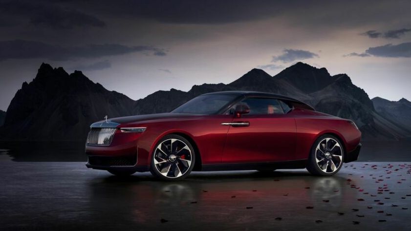 Čtyři na světě a každý unikátní: První zakázkový kabriolet Rolls-Royce je inspirovaný černou růží