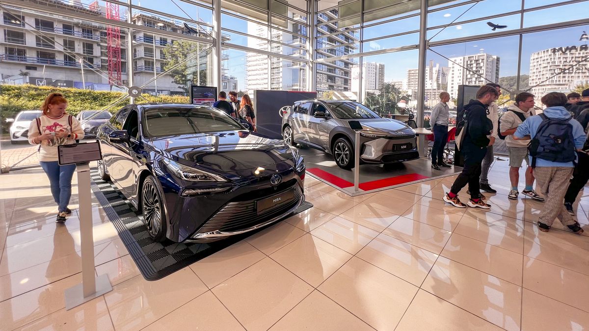 Navštívili jsme roadshow Toyoty: Jediná akce, kde vyzkoušíte čtyři druhy pohonů na jednom místě. A horká novinka jako bonus