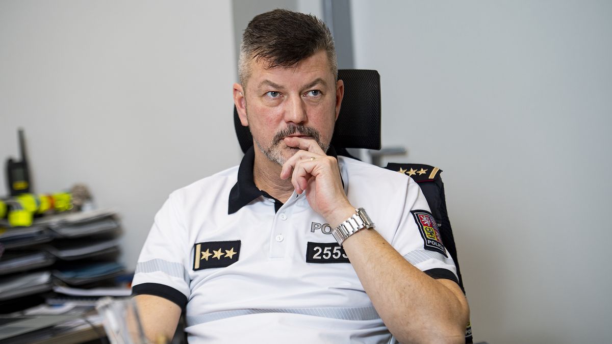 Rozhovor s šéfem dopravní policie Jiřím Zlým: Co říká na 150 km/h na dálnici? A jak bude policie dohlížet na předjíždění kamionů?