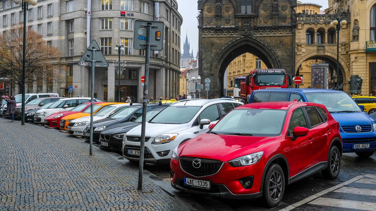 Změna parkování v Praze: Cena zůstává, návštěvníci mohou zastavit ve všech částech a elektromobilisté ostrouhají