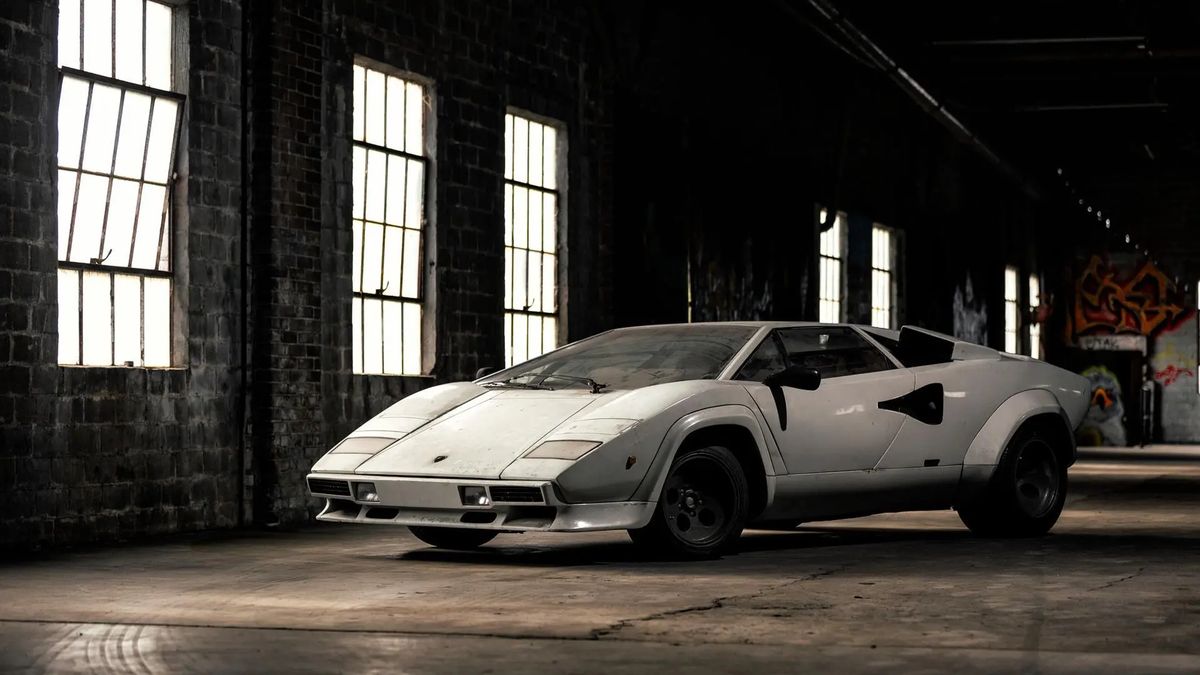 Zázračný nález Lamborghini Countach: Hvězda autosalonu skončila zaprášená v depozitu