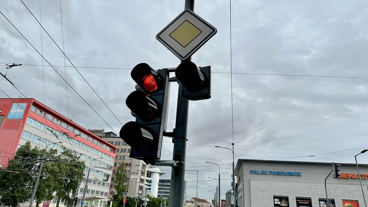 Za jízdu na červenou hned o papíry nepřijdete, ale zkuste si nezastavit na pokyn osoby s terčíkem na přechodu