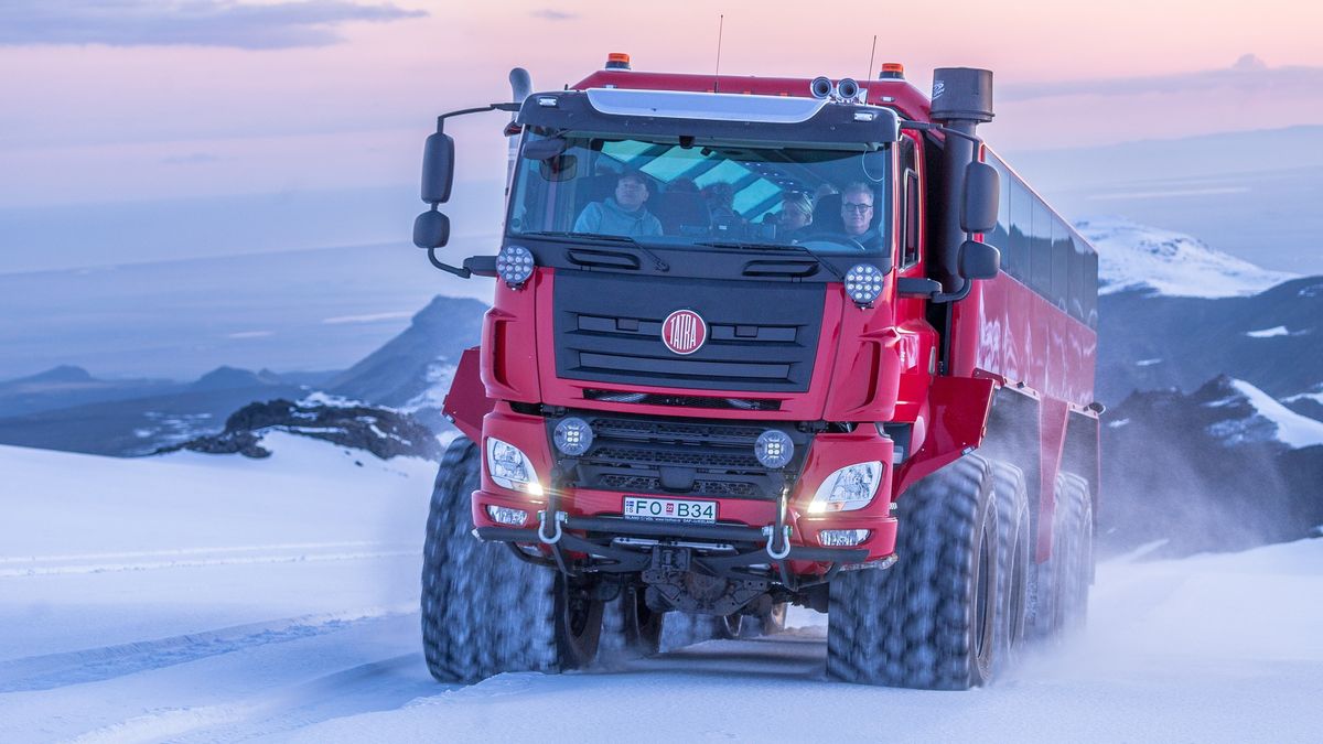 Po Islandu se prohání extrémní autobus Tatra s gigantickými koly a prosklenou luxusní kabinou. U nás by ani nesměl na silnice