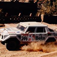 Auto primárně určené pro arabské šejky bylo pro Dakar ideální základ, Lamborghini LM002 však soutěž nikdy nedokončilo. 