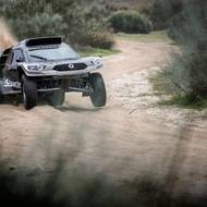 Tenhle speciál se jmenuje SsangYong Rexton DKR, se sériovým vozem však moc společného nemá. Na Dakaru 2019 dojel na 33. místě mezi automobily.