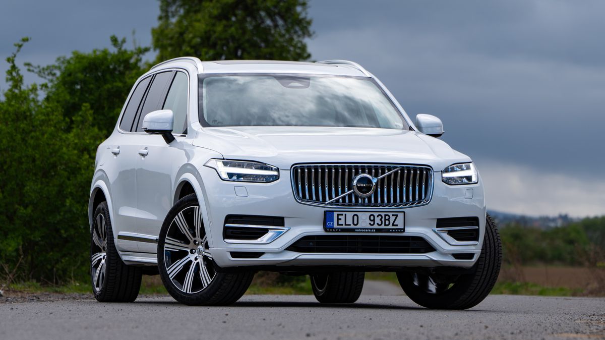 Jde to i bez dieselu: Nestárnoucí Volvo XC90 sází na sílu a úspornost hybridů
