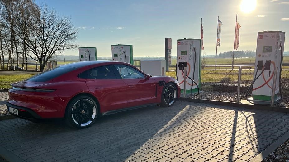 Snížení cen elektřiny pomáhá rozvoji elektromobility, elektrických aut je ale na silnicích pořád málo