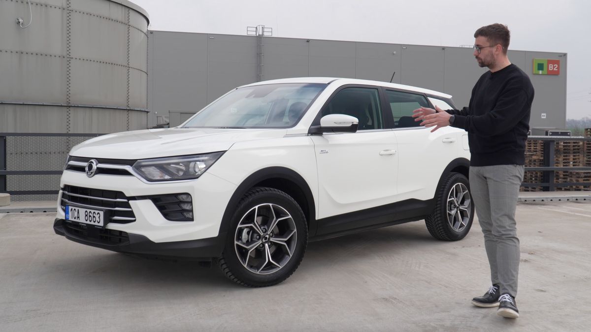 Jedna z posledních čtyřkolek s manuálem ve videu: SsangYong Korando je sympaticky normální auto za prima peníze