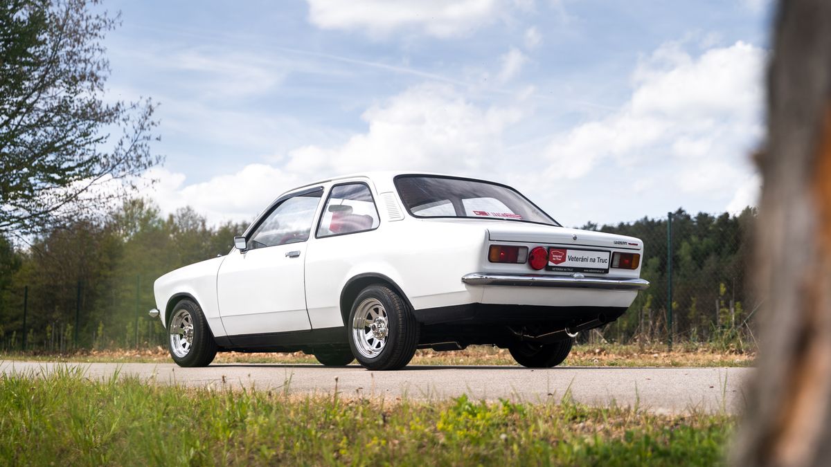 Opel Kadett C je strašně fajn youngtimer, svezení s ním je jedna velká radost. Tahle zadokolka vás nepřestane bavit