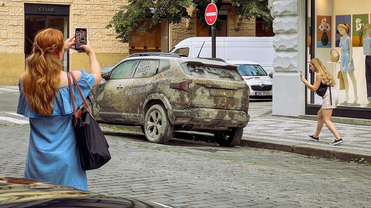 Toto auto přesně před rokem šokovalo český internet. Objevilo se v nejluxusnější pražské ulici, fotil se s ním každý a o supersport nešlo