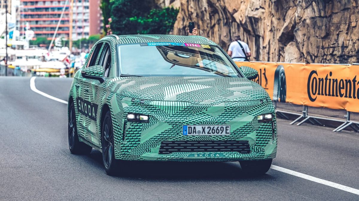 Elektrický sourozenec populárního Karoqu se ukázal na jednom z nejslavnějších závodů světa. V maskáčích s plameňáky