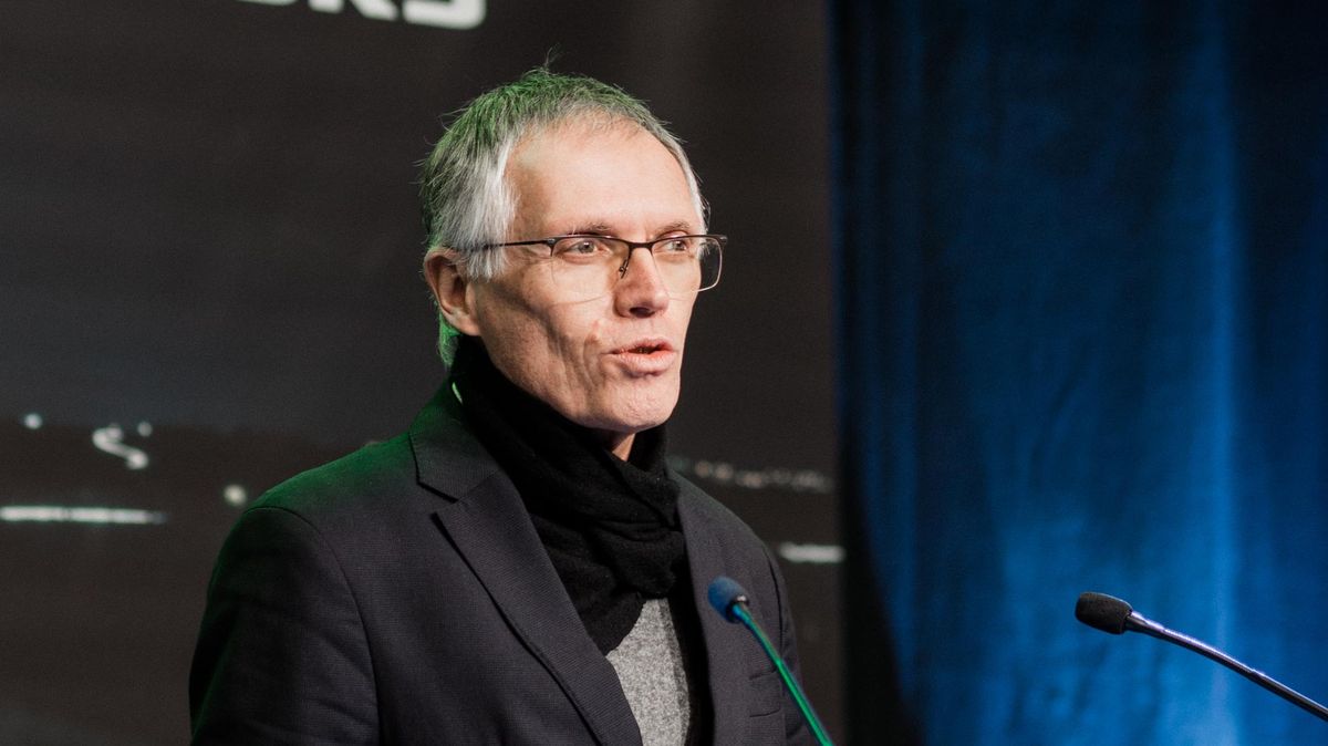 Stellantis ve velkých problémech, akcie ztratily za letošek skoro polovinu své hodnoty. Odnese to dosud nedotknutelný šéf