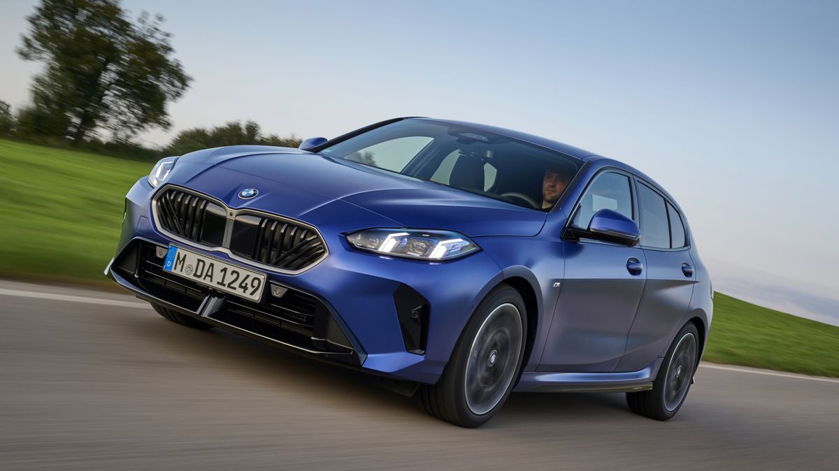 Základní BMW je zase o něco stylovější a vybavenější, jednou věcí však příliš nepotěší