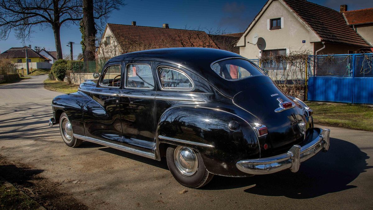 Auto pro amerického mafiána jak vyšité. V klasickém modelu Dodge chyběl už jenom ten samopal