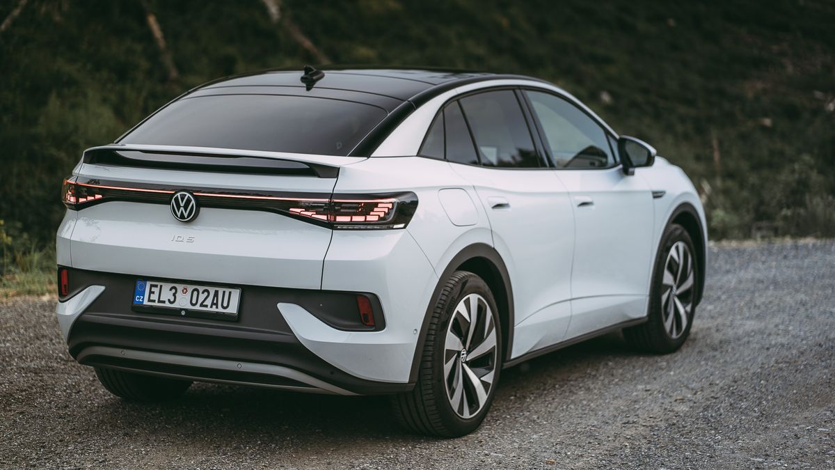 Praha chce zrušit bezplatné parkování elektromobilů, odborníci jsou proti. Jaký je váš názor?