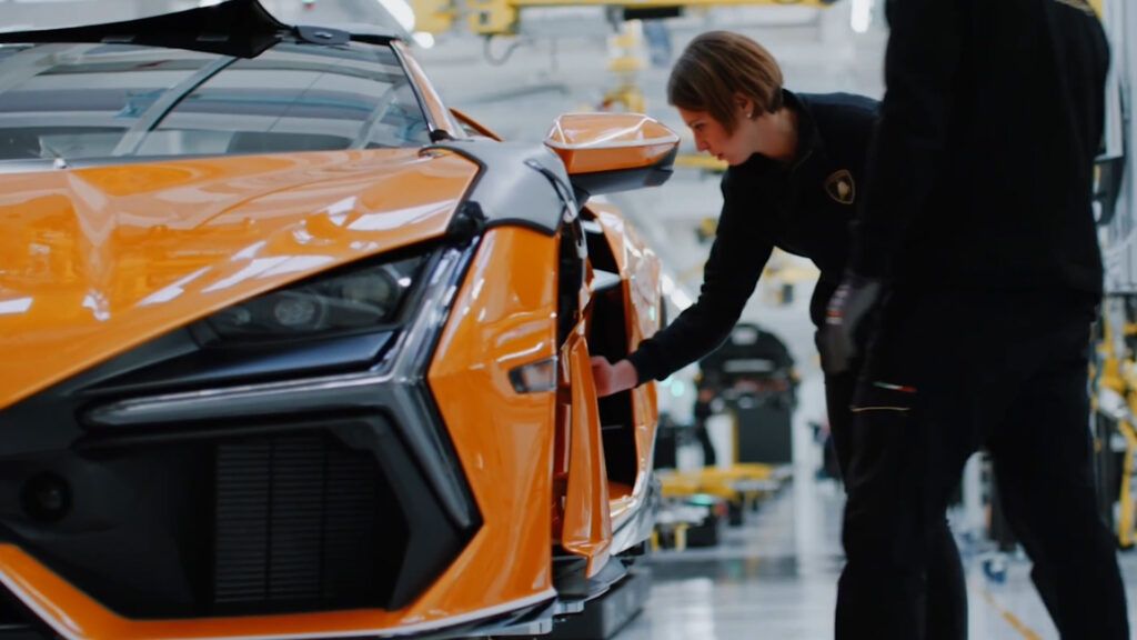 Lamborghini pod pokličkou: „Při výrobě se spoléháme na stroje, jádrem výrobního procesu však vždy budou lidé!“