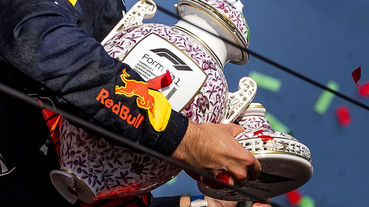 Nejdražší oslava na pódiu F1? Řádění se šampaňským nepřežil vítězný pohár za milion, vyráběl se půl roku