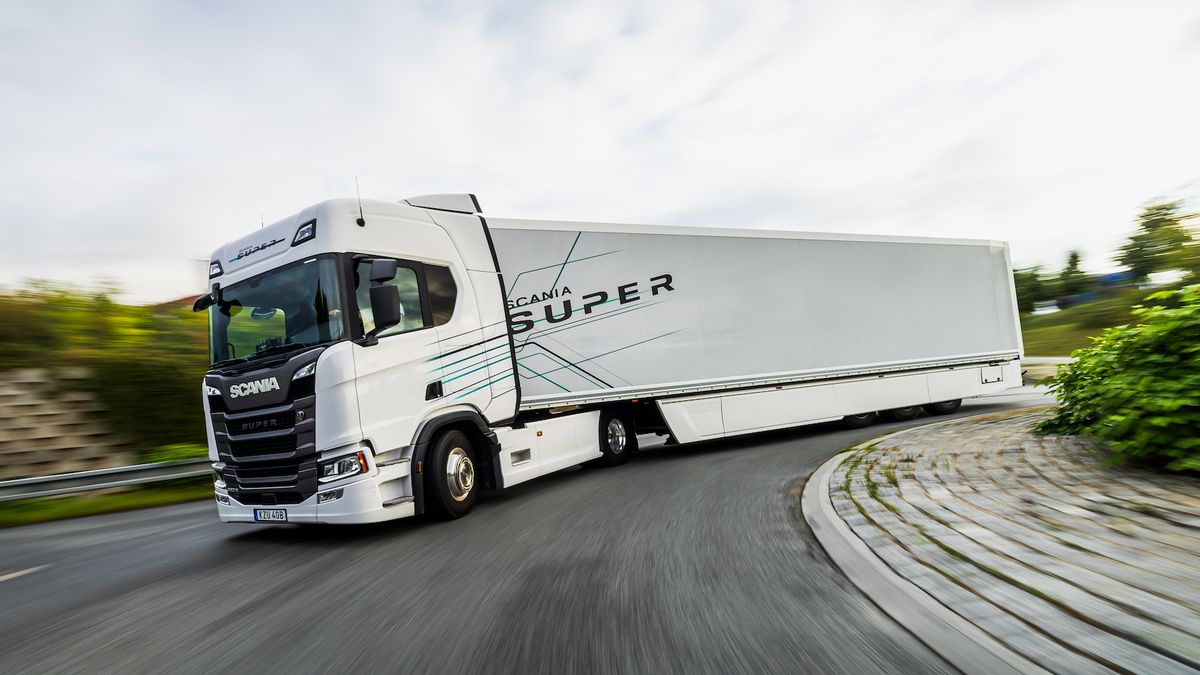 Řídili jsme mocný supertahač: Scania 560 R má výkon 560 koní, 40 tun uveze jako nic a uvnitř je ticho jako v mercedesu