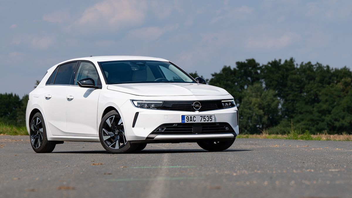 Obyčejnost jako přednost. Opel Astra s tříválcem je sympaticky normální auto, které moc nežere