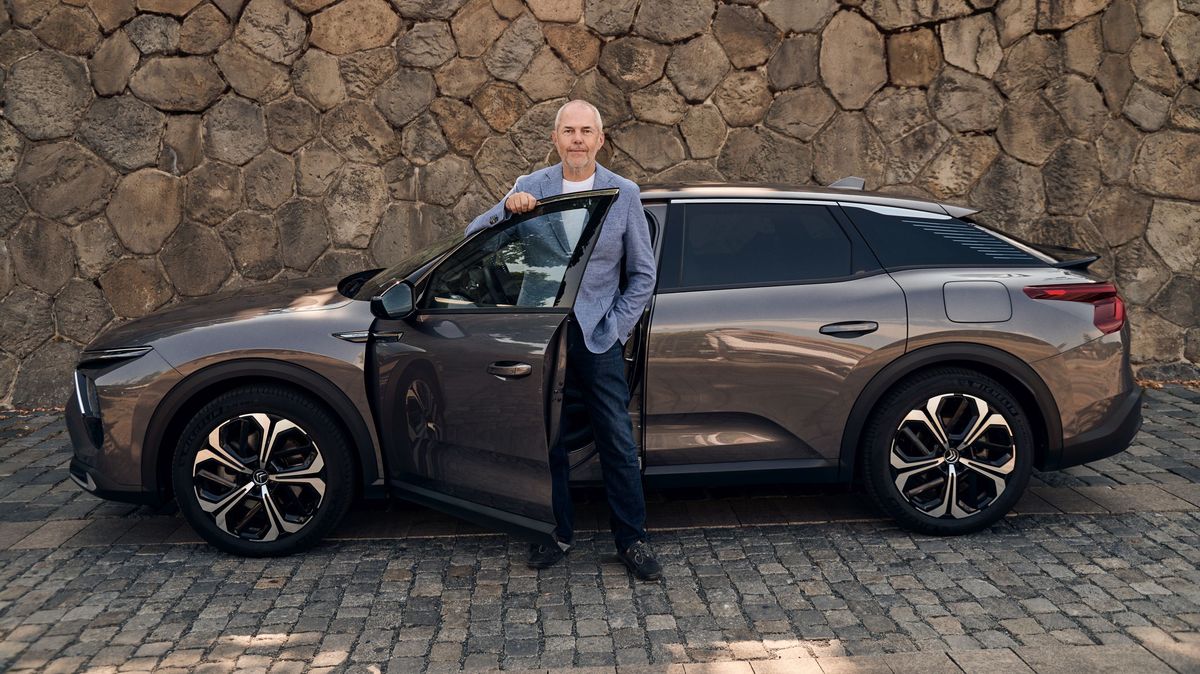 Šarmantní Marek Eben má nové auto. Už dvacet let je věrný jedné značce, teď jde ale proti proudu