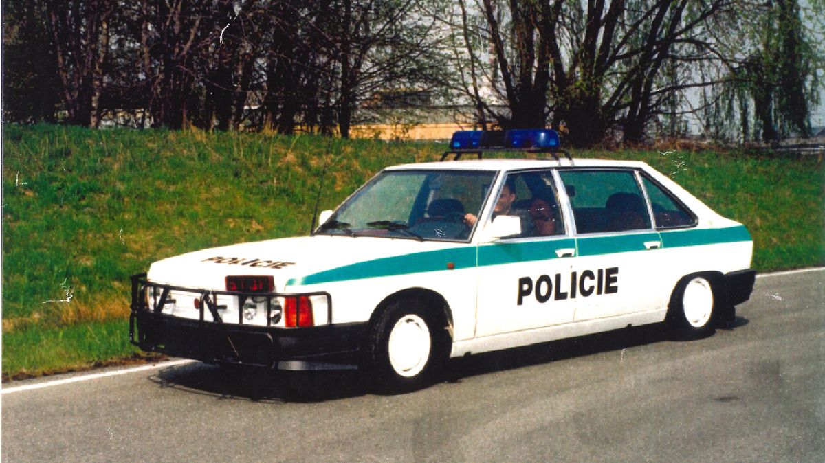 Tatra 613 jako policejní speciál: Ani s ochranným rámem, posílenými motory a neprůstřelnými pneumatikami neuspěla