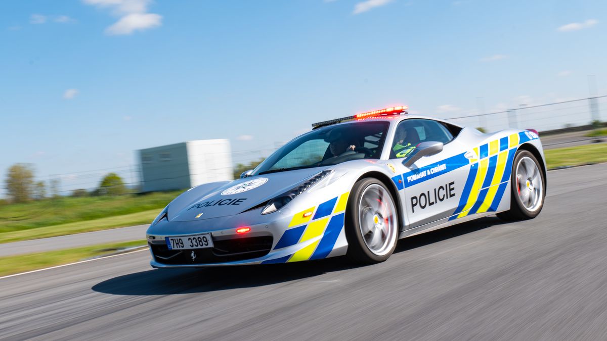 Policejní Ferrari rok ve službě: Co mělo za úkol a jak si zatím vedlo