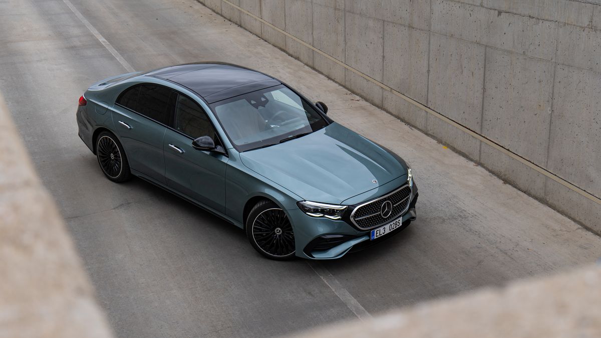 Test auta roku: Mercedes třídy E excelentně spojuje moderní techniku s tradičním komfortem