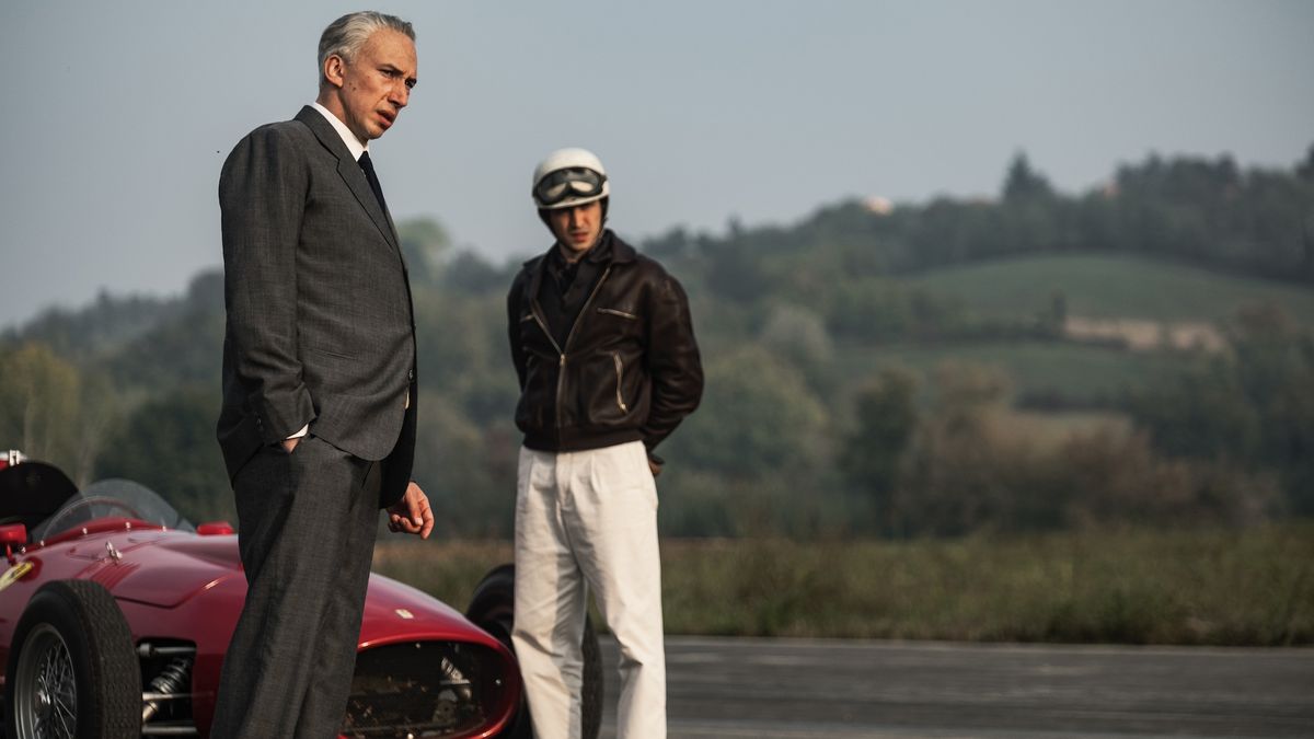Mohl to být biják roku, ale… Film Ferrari nevyužil svůj potenciál, je zdlouhavý a autíčkáře potěší jen částečně