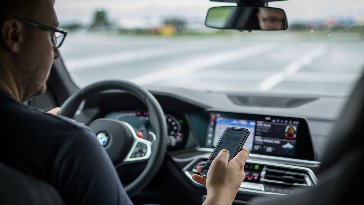 Telefonování s mobilem v ruce vás od ledna přijde pěkně draho. A nejde jen o vyšší pokuty, i o řidičák přijdete jedna dvě