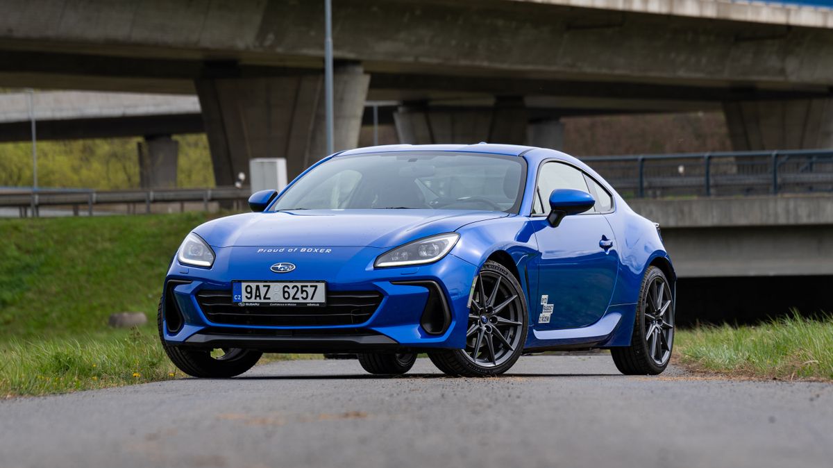 I bez jednoho pedálu a šaltpáky si se Subaru BRZ užijete spoustu řidičské zábavy