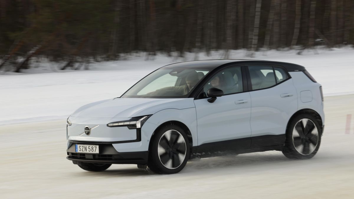 Electric Volvo EX30 Shines on Frozen Lake: Impressive Performance in Extreme Conditions