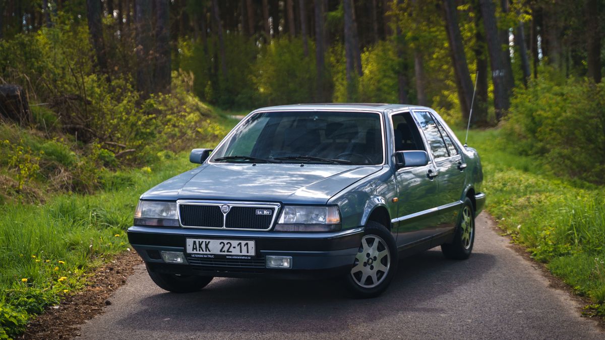 Lancia Thema je neprávem přehlížený italský sedan. Jezdí skvěle, navíc ji koupíte levně a ani není tak nespolehlivá, jak se o ní říká