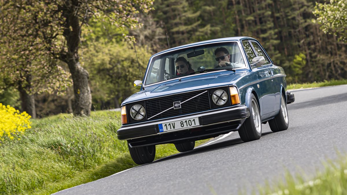 Švédská cihla Volvo 200 je hranatý všeuměl, který se stal kultem. Je to king of cool!