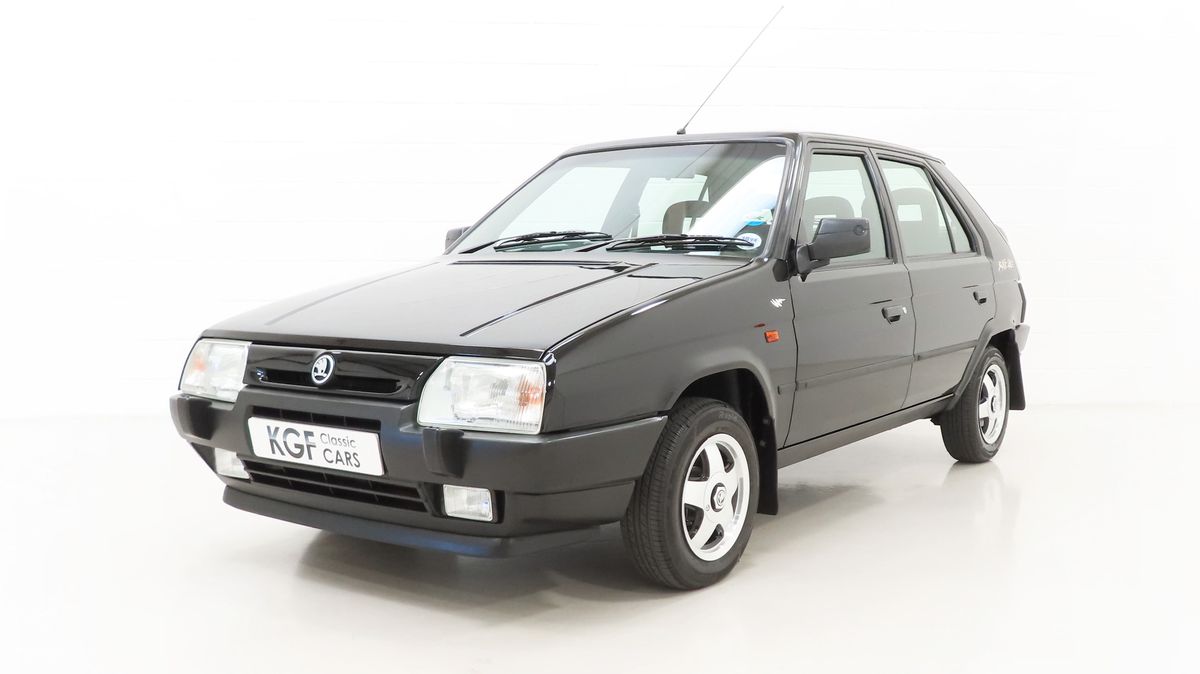 Výlet do devadesátek jak vyšitý! V Británii je na prodej extrémně zachovalá Škoda Favorit, navíc jako limitka Black Line. A nestojí moc!